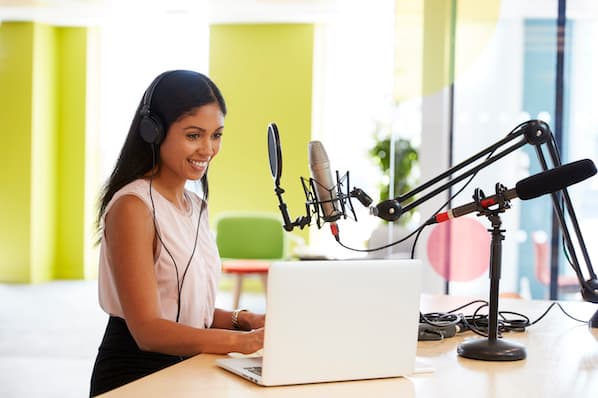 Podcast Advertising: 5 Experts Reveal Their Secrets